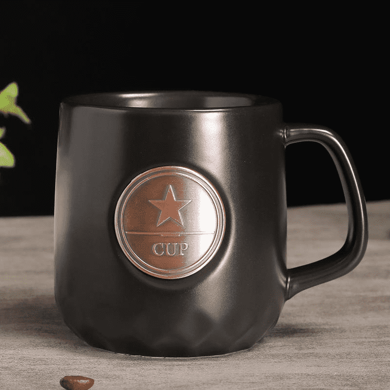Mug Keramik dengan Lencana Pin Logam